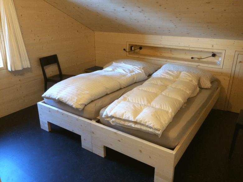 Holzbett